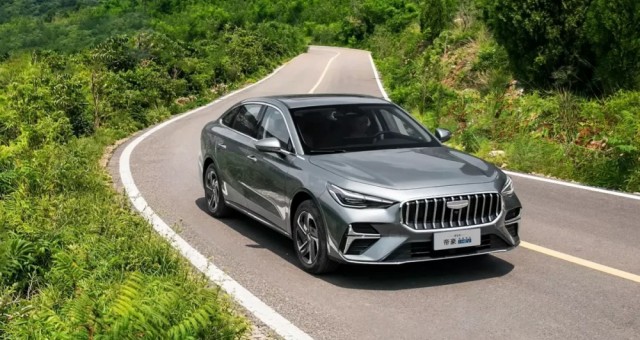Geely Emgrand i-HEV 'ăn xăng' chỉ 2,2 lít/100 km trình làng, giá quy đổi chưa đến 400 triệu đồng